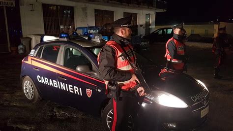 Sarzana dà in escandescenze al supermercato e resiste ai carabinieri