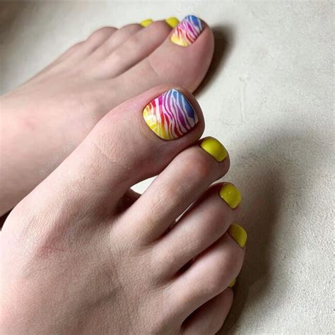 100 Pedicure Colors Design Ideas 40