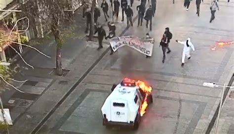 VIDEO Encapuchados Lanzan Molotov A Carabineros Frente Al Instituto