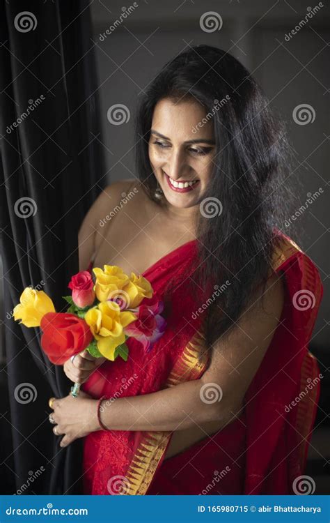 Portrait Der Jungen Und Attraktiven Indischen Bengali Brunette Frau In Traditionellem Kleid