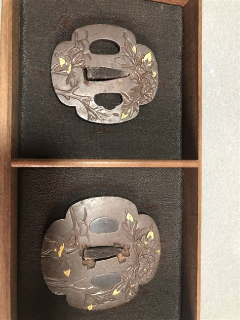 【やや傷や汚れあり】【大小鍔金象嵌色絵名品高級鍔旧家蔵出し品】肥前肥後鍔牡丹の図若芝作最上級日本刀鉄鍔武具【柳生の里より蔵出し品】江戸