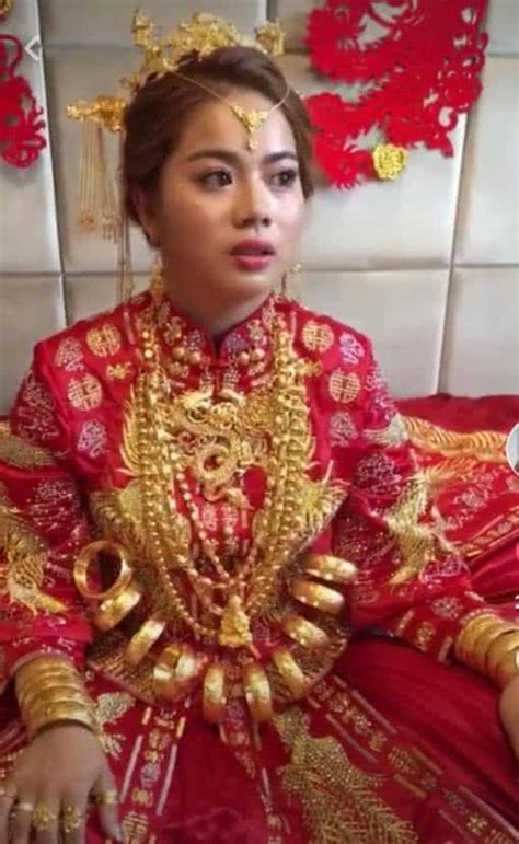 新娘結婚身上掛滿金飾！一看就是富人家庭，這才叫家裏有礦！ 每日頭條