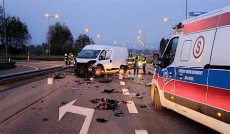 Wypadek na obwodnicy Otmuchowa O świcie bus wjechał w bariery