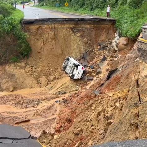 Cratera Se Abre Na Pista E Engole Carro Na BR 470 De Santa Catarina