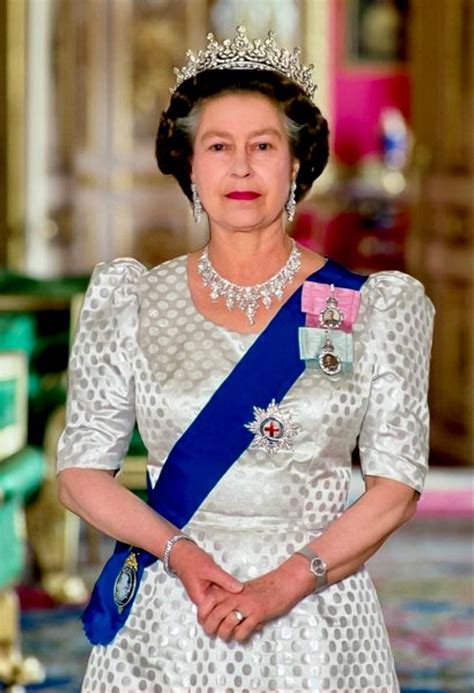 Queen Elizabeth Ii 1926 2022 Poses For A Photo In The Green Room At