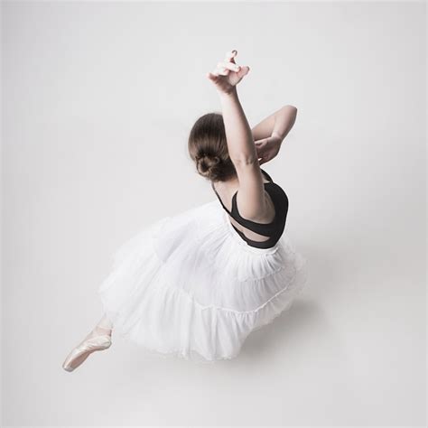 La Vue De Dessus De La Ballerine Adolescente Sur Blanc Photo Gratuite