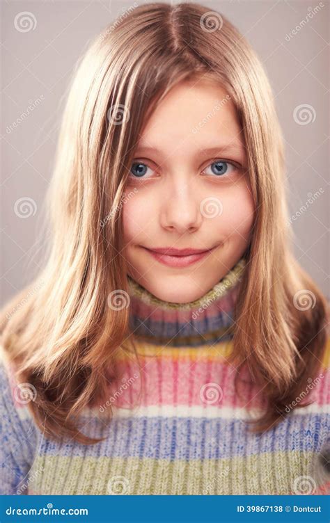 Portrait Dune Fille De Ladolescence Mignonne Photo Stock Image Du