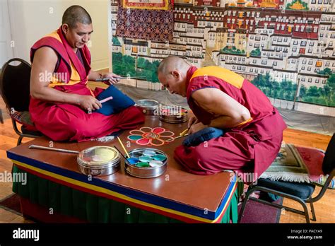 Tibetan Buddhist Monks Create Sand Fotos Und Bildmaterial In Hoher