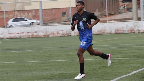 Jovens atletas de projeto esportivo vencem jogo após doação de