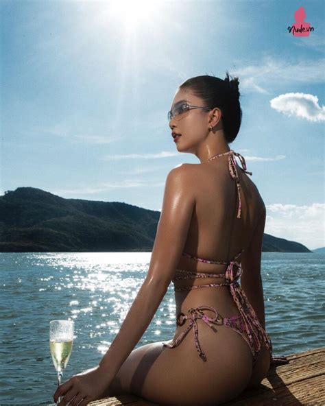 Diện bikini siêu mỏng Nữ hoàng nội y Ngọc Trinh vô tư tạo dáng bên bờ biển NUDEVN