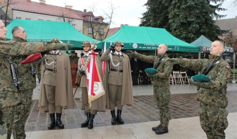 Wojsko Na Rynku W Skawinie O Nierze Z O Yli Przysi G Zaprezentowali