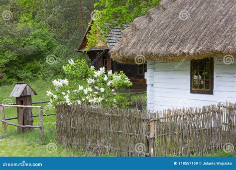 Casa De Madera Polaca Tradicional Vieja En El Museo Del Aire Abierto