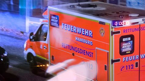 Silvester In Hamburg Mann Stirbt Bei Feuer Auf Boot