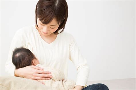 【助産師監修】生後1ヶ月までは母乳じゃなきゃダメ？母乳が出ない時は？ 【公式】母乳育児向け専門ハーブティー、アロマ、マッサージオイル