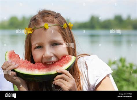 Mädchen Genießen Scheibe Wassermelone Bei Picknick München Bayern