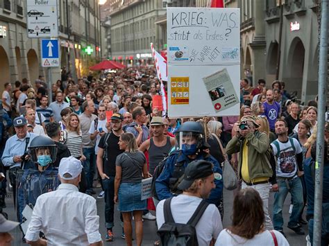 Gut 1000 Menschen An Berner Demo Gegen Impfzwang Durch Hintertür