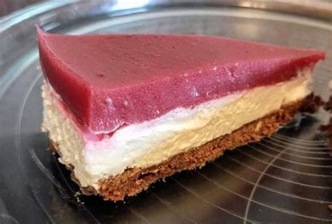 Nepečený jahodový cheesecake Recepty na nepečené zákusky Torty