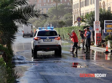 Mareggiata Ad Arenzano Le Onde Invadono Lungomare E Via Aurelia