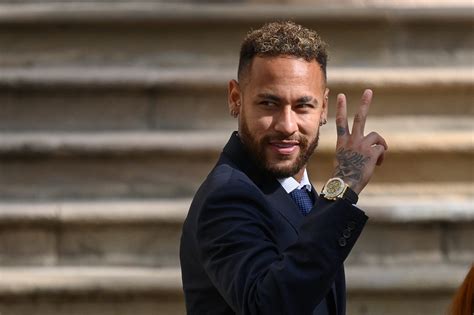 Fã dança Neymar em horário de trabalho e é dispensada Aproveitei