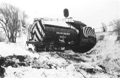 Railroad snow plow methods in North America - Trains