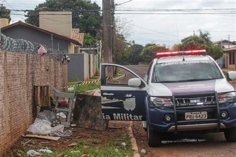 Moradores acordam e encontram homem morto em calçada da Rua dos