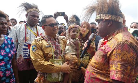 Warga Antusias Sambut Kedatangan Pj Bupati Mappi Michael Gomar