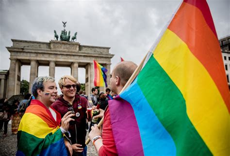 German Gay Marriage Law Could Face Constitutional Challenge Der Spiegel