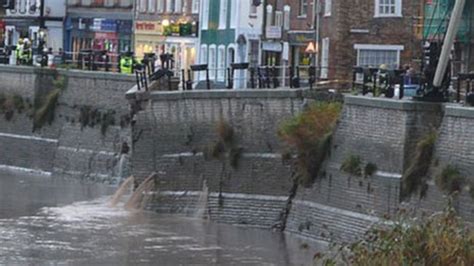 Flooding In Bridgwater Sparks River Wall Collapse Fear Bbc News