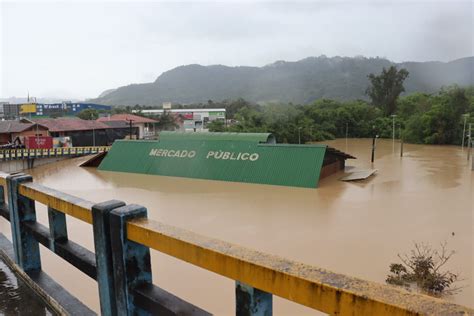 Imagens mostram casas água até o teto no Alto Vale do Itajaí devido