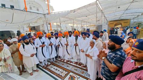 Sikh Jatha offer 'Ardas' before leaving for Gurdwara Darbar Sahib ...