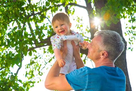 Papa Jouant Avec Son Fils Dans Le Jardin Homme Avec Bébé Photo Premium