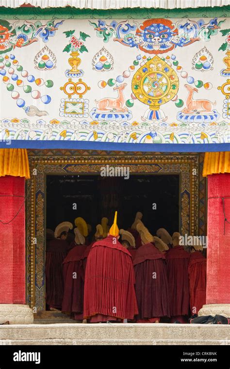 Monjes Budistas Tibetanos Sombrero Amarillo O Geluk Entrar En El