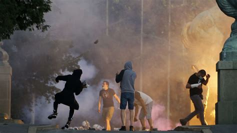 Serbien Erneut Krawalle In Belgrad Demonstranten Dringen In