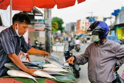 Foto Jelang Imlek Pedagang Ikan Bandeng Mulai Bermunculan Di Rawa Belong