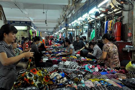 Dong Xuan Market - A guide for shopping & local experience 