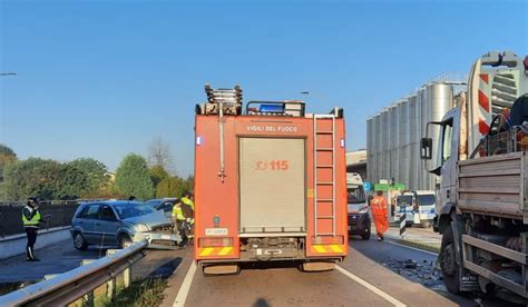 Cavezzo Scontro Con Un Camion Ferito Enne Rimasto Intrappolato Nell