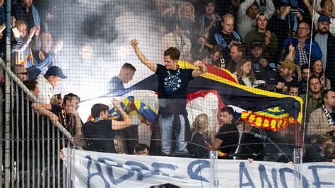 Hot och våld mot funktionärer hockeyförbundet polisanmäler P Västmanland Sveriges Radio