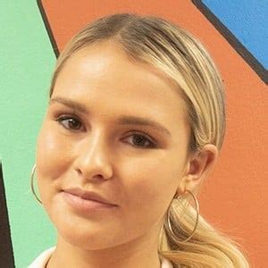 Kinsey Wolanski - Age, Family, Bio | Famous Birthdays