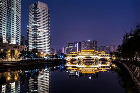 Puente anshun que cruza el río jin en chengdu china Foto Premium