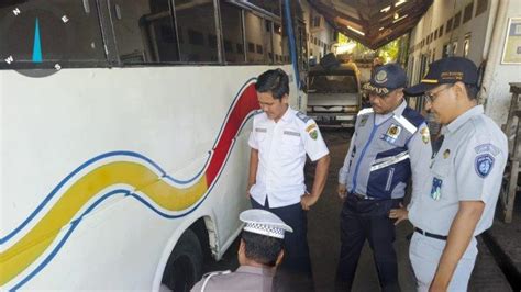 Petugas Cek Kelayakan Bus Angkutan Lebaran Di Bengkulu Selatan