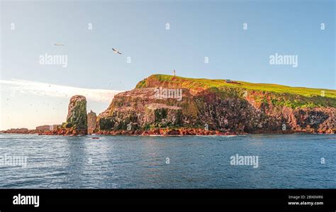 Vista panorámica sobre la mítica isla Faroe Mykines puesta de sol en el