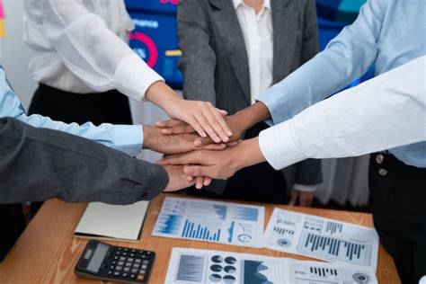 La pile de mains d un employé de bureau multiracial montre le travail d