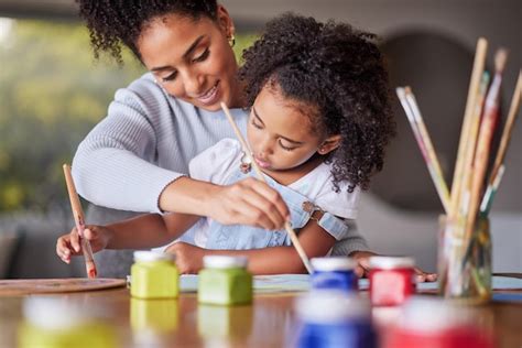 Educación artística madre e hijo pintando para un proyecto de arte