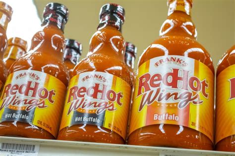 La Salsa De Frank S Red Hot Wings En La Tienda Fotograf A Editorial Imagen De Picante Estante
