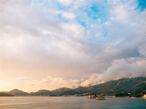 Ilha De Sveti Stefan Vista Da Praia De Crvena Glavica A Imagem De