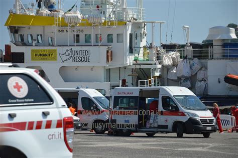 Locean Viking Arrivata Al Porto Di Ancona Con I Suoi Migranti