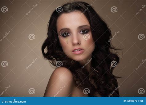 Beeld Van Jong Brunette Met Gouden Scheuren Op Haar Gezicht Stock Foto Image Of Halsband