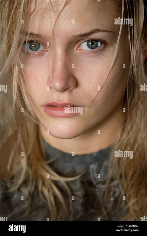 indoor Studio junge Frau Mädchen blonde lange Haare zerzaust verschwitzt sorgen