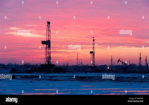 Oilfields Hi Res Stock Photography And Images Alamy