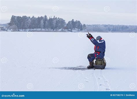 Pesca Del Invierno Pescador Que Se Sienta En Un Lago Congelado Foto De